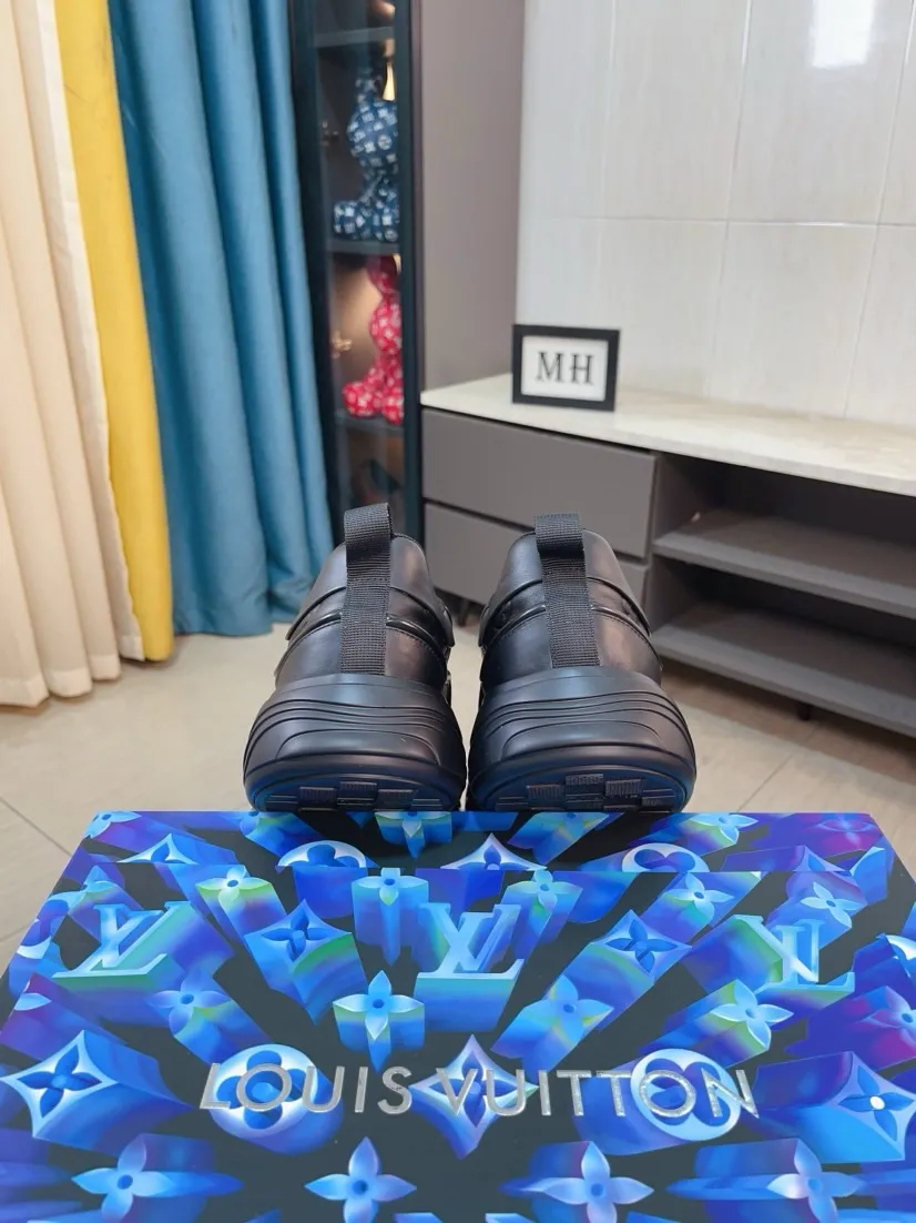 Men's men's shoes 💰560🌸🌸 LV style is novel and fashionable, the upper is made of imported cowhide + LV special materials! Super trendy design! It’s eye-catching! The leather is soft, delicate, shiny and translucent, showing the ultimate in pure handcraftsmanship, and the mesh is soft, comfortable and breathable! Size: 39-44 (38 45 customized)